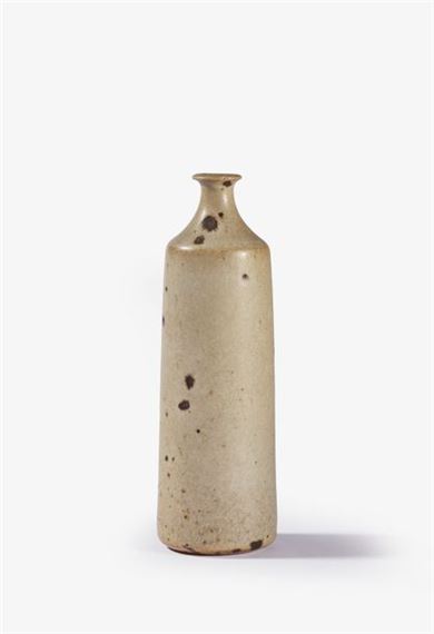Stoneware bottle with slightly shouldered tubular body and small conical neck. Glazed beige with green and brown flecks. Signed in full on reverse. (Small chip on neck.) Height Height : 16 cm Provenance : - Claude Pujade-Renaud by Robert Deblander