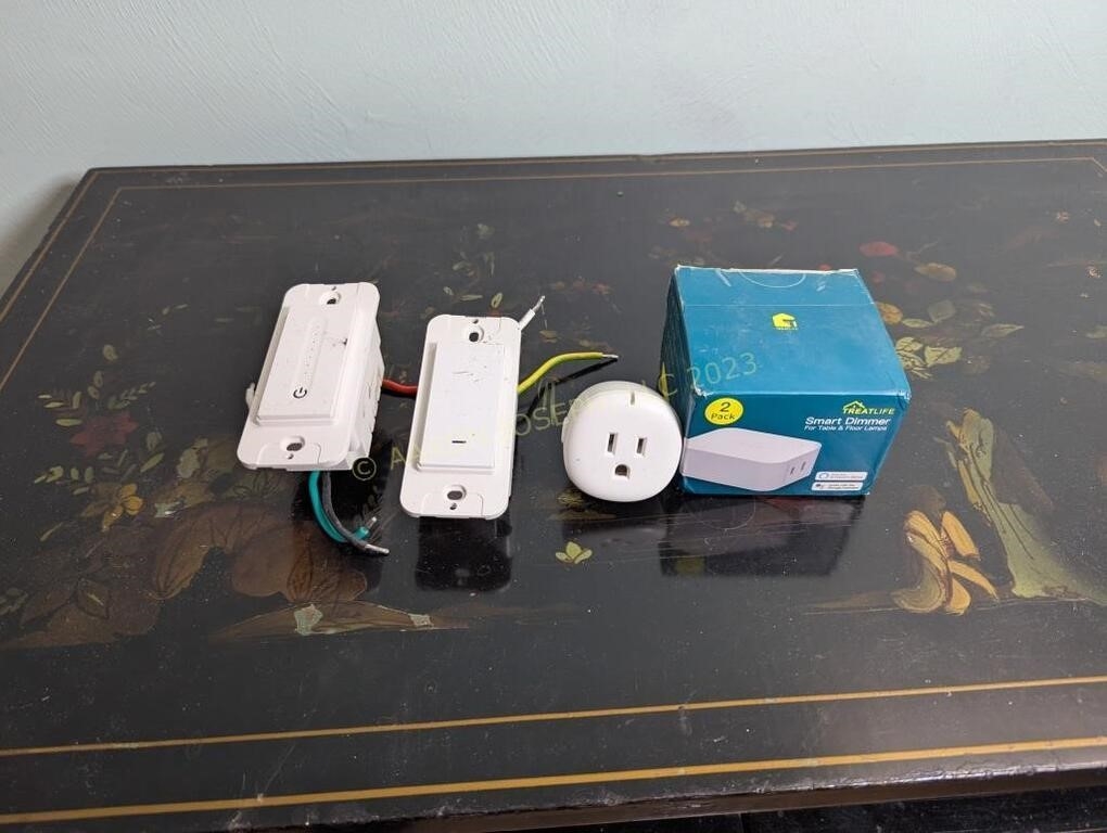 sWitches | Three Smart Outlets & Two Smart Switches | MutualArt