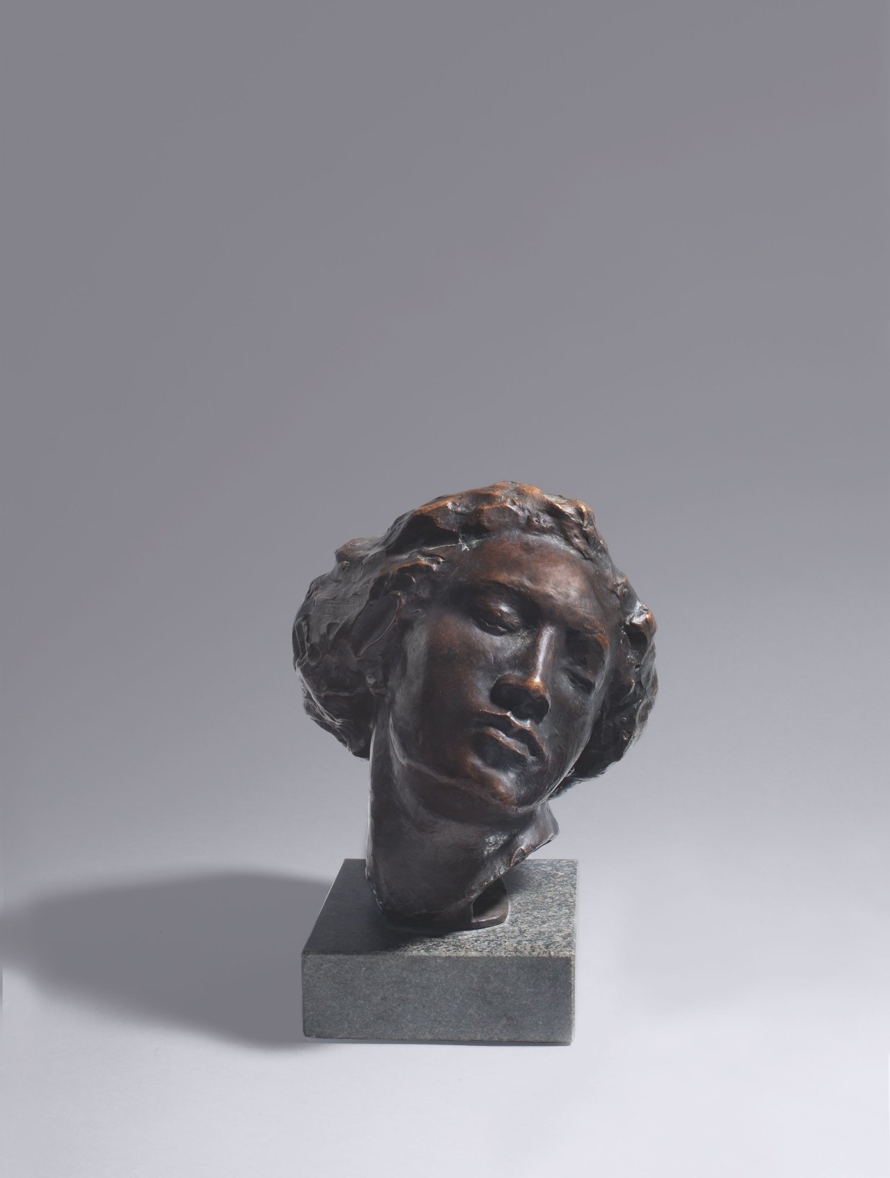 Artwork by Georg Kolbe, Kopf der Tänzerin”. 1911/12, Made of Bronze with dark brown patina, mounted on a marble base