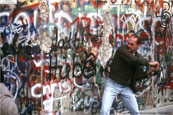 Chute du mur de Berlin, 1989 by Benoit Gysembergh