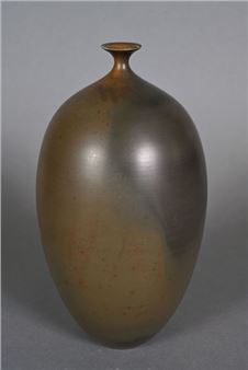 Jean-Paul Azaïs in Vallauris, In the taste of Soliflore vase with narrow neck in engobed, sigillated and smoked khaki clay. Circa - Jean-Paul Azais