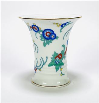 Porseleinen Art Deco vaasje naar ontwerp van Kurt Severin gedecoreerd met een abstract botanisch motief en uitgevoerd door Rosenthal. Aan de onderzijde gemerkt Rosenthal Selb-Bavaria. Duitsland - Kurt Severin