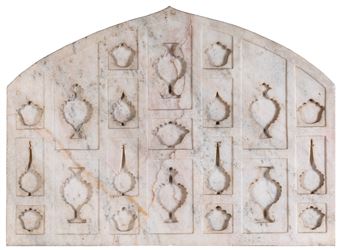 in forma squadrata con cimasa a cupola, decoro con vasi stilizzato lavorati a bassorilievo; difetti, graffi, alcune sbeccature e mancanze, tracce di sporco e macchie - Indo-Chinese School, 18th Century