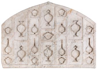 in forma squadrata con cimasa a cupola, decoro con vasi stilizzato lavorati a bassorilievo; difetti, graffi, alcune sbeccature e mancanze, tracce di sporco e macchie - Indo-Chinese School, 18th Century