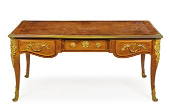 in stile reggenza e ornato da ricche montature in bronzo dorato con mascheroni e teste virili, piano cinturato in pelle, fronte a tre cassetti e tre finti nel retro; difetti, alcune rotture e mancanze nell'impiallacciatura, graffi e ingiallimenti nella vernice, restauri, il piano da fissare, la pelle con graffi e macchie - F. Lesage