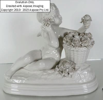 Putto mit Rosenkorb, nach einem Entwurf von Bohumil Rezl(1899-1963), 20. Jahrhundert - Bohumil Rezl