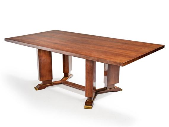 Table de salle à manger en placage de palissandre à plateau rectangulaire reposant sur quatre pieds droits terminés par des sabots en doucine en bronze doré Vers 1940 H : 74 cm L :200 cm P : 104 cm Bibliografie: Françoise Siriex by Jules Leleu, circa 1940