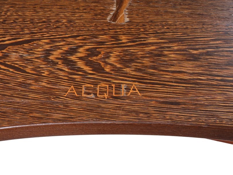 Artwork by Janette Laverrière, Table de salle à manger, plateau de forme libre en placage de wengé reposant sur un piètement tripode, Made of plate