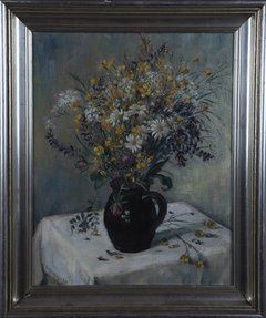 Binder 1936 Blumenstrauß in Vasenkrug auf weiß gedecktem Tisch - A. Binder