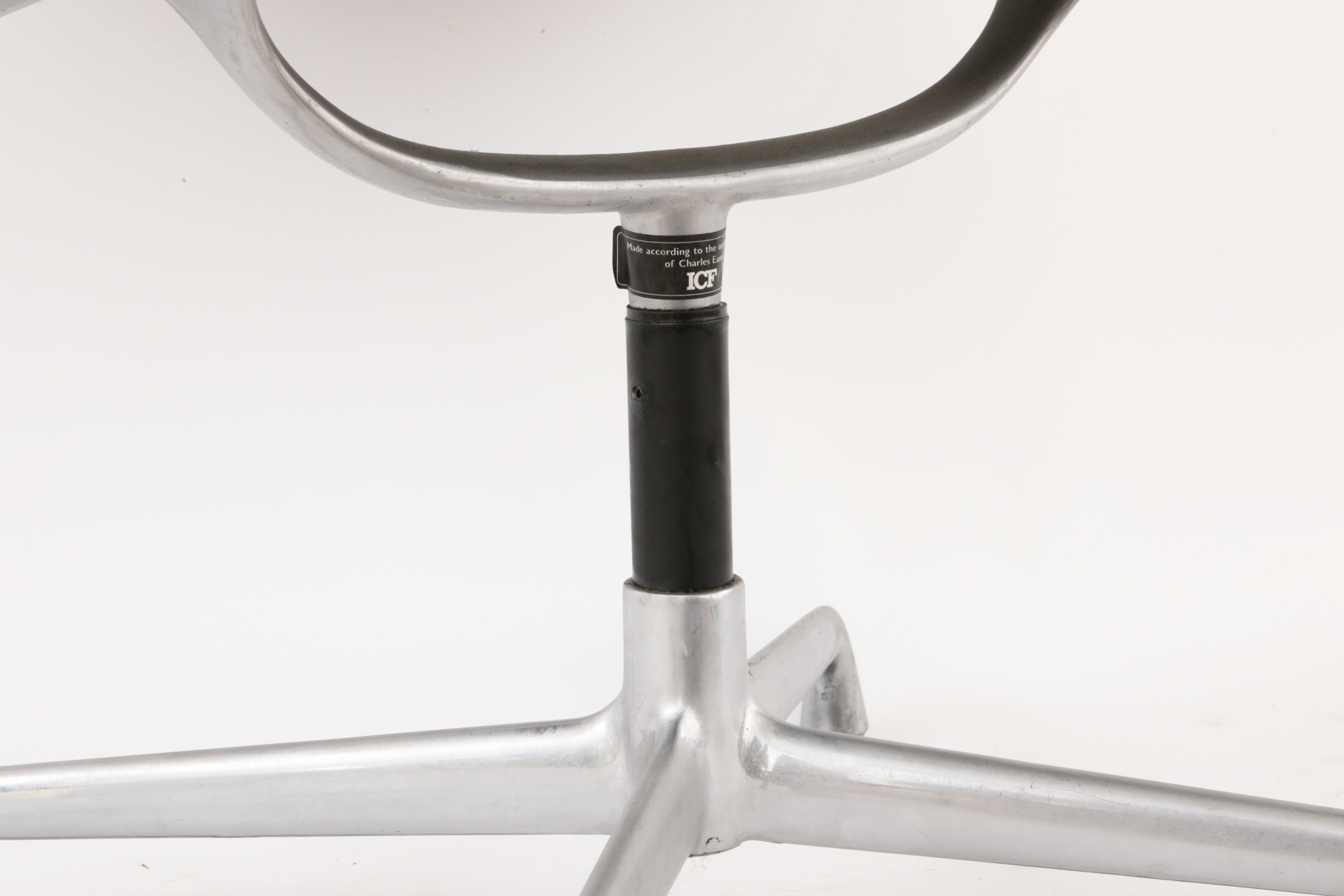 Curated visual reference: Visual Reference: Charles Ray Eames 317 Skrivbordsstol