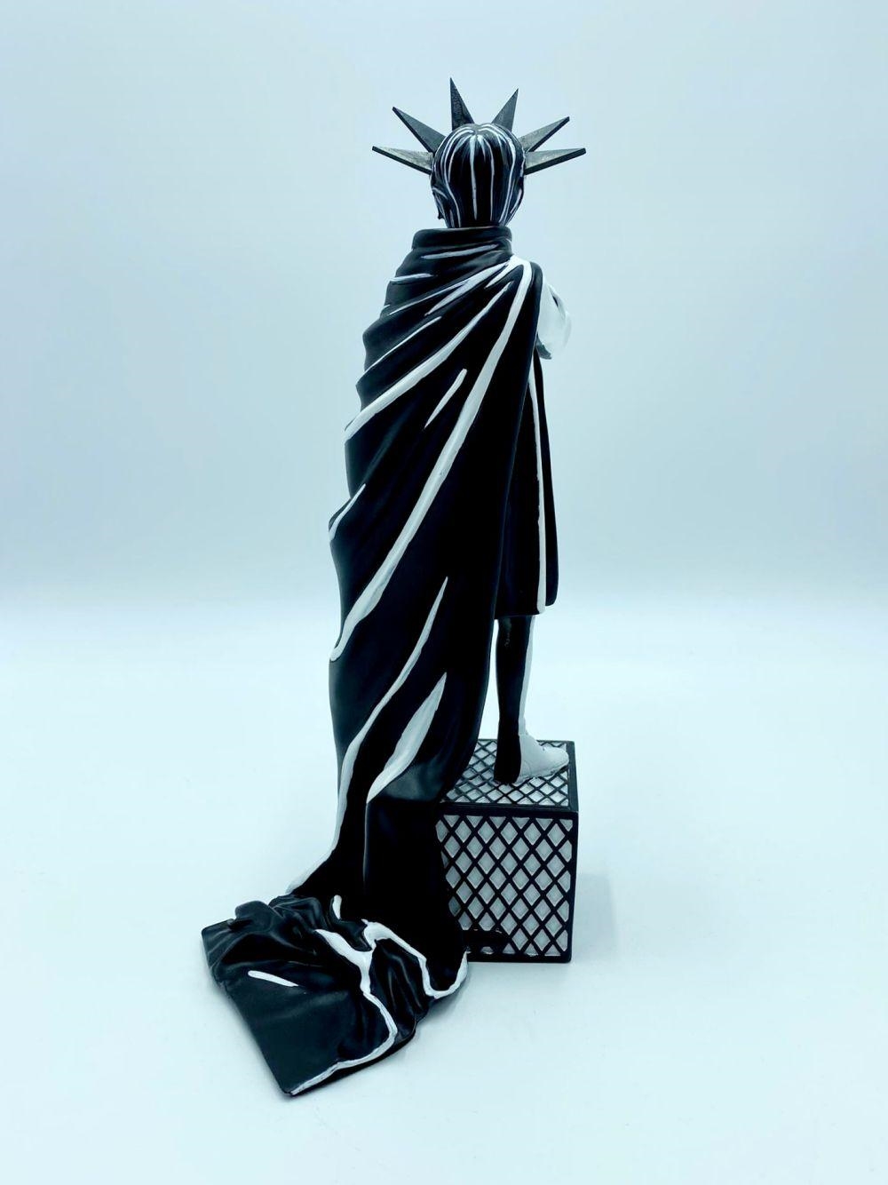 Figurine Kissing Coppers – Brandalised X Mighty Jaxx – Banksy Noir Et Blanc 2021