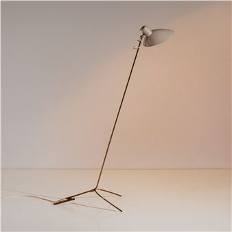 Lampada da terra mod. 1047. Ottone, alluminio laccato. Produzione Arteluce, anni '50. Frammento di etichetta della manifattura all'interno del diffusore. - Vico Viganò