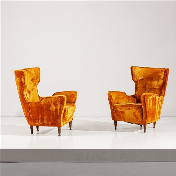 Coppia di poltroncine. Velluto imbottito, legno tornito, ottone. Italia, anni '60. - M. Bega