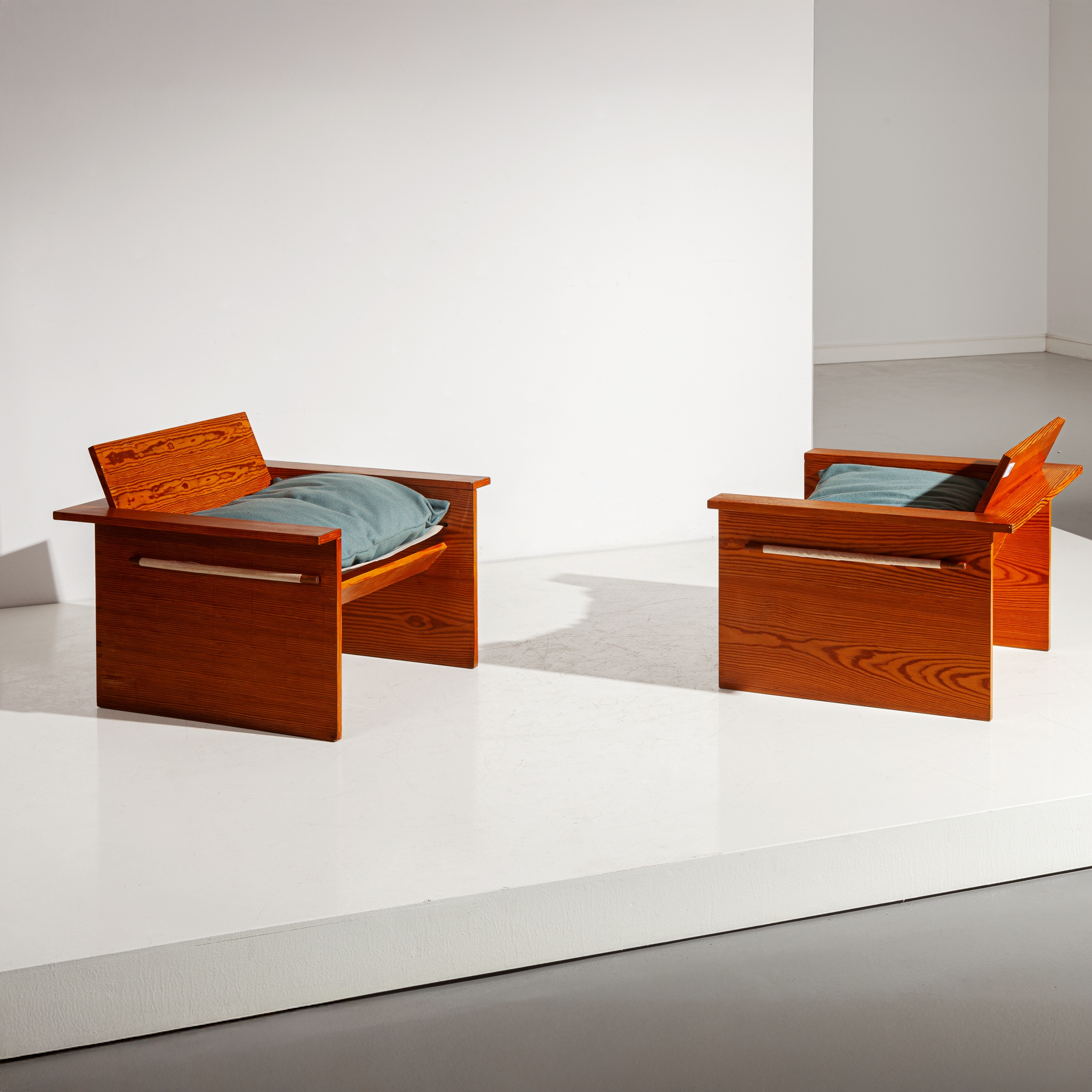 Artwork by Gerrit Rietveld, Coppia di poltrone. Legno compensato, impiallacciatura di legno di pino, tessuto imbottito. Italia, anni '60., Made of Legno