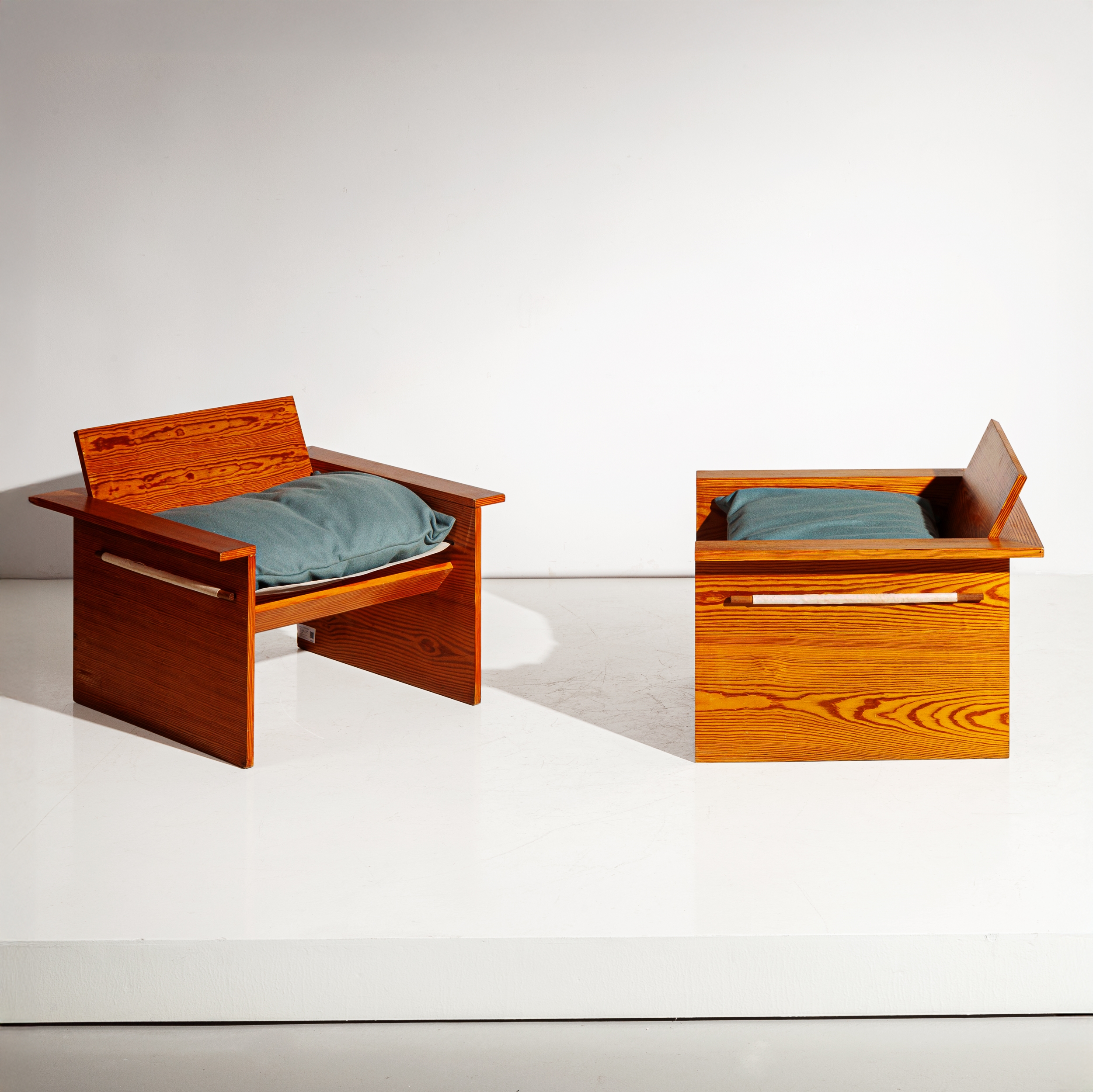 Artwork by Gerrit Rietveld, Coppia di poltrone. Legno compensato, impiallacciatura di legno di pino, tessuto imbottito. Italia, anni '60., Made of Legno