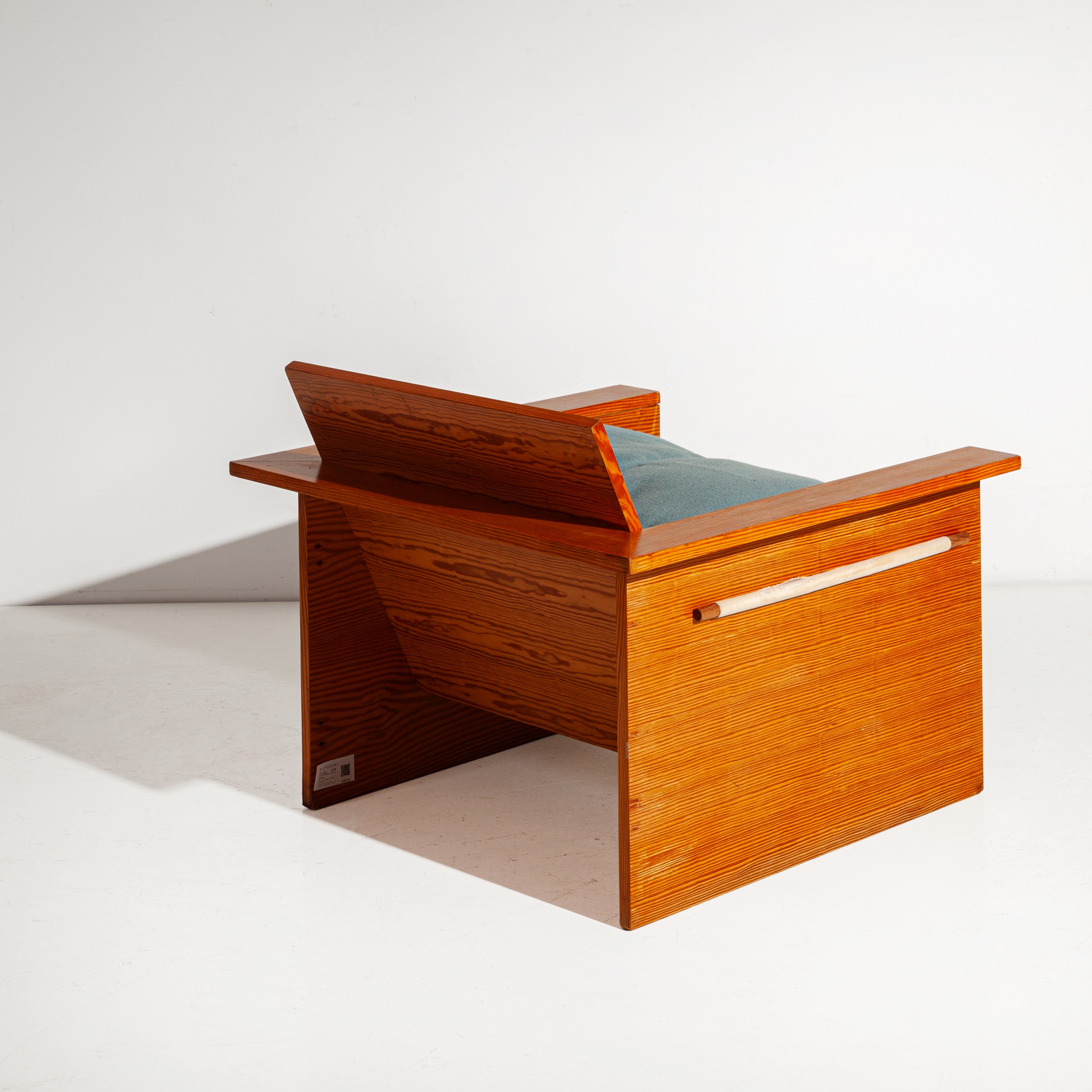 Artwork by Gerrit Rietveld, Coppia di poltrone. Legno compensato, impiallacciatura di legno di pino, tessuto imbottito. Italia, anni '60., Made of Legno