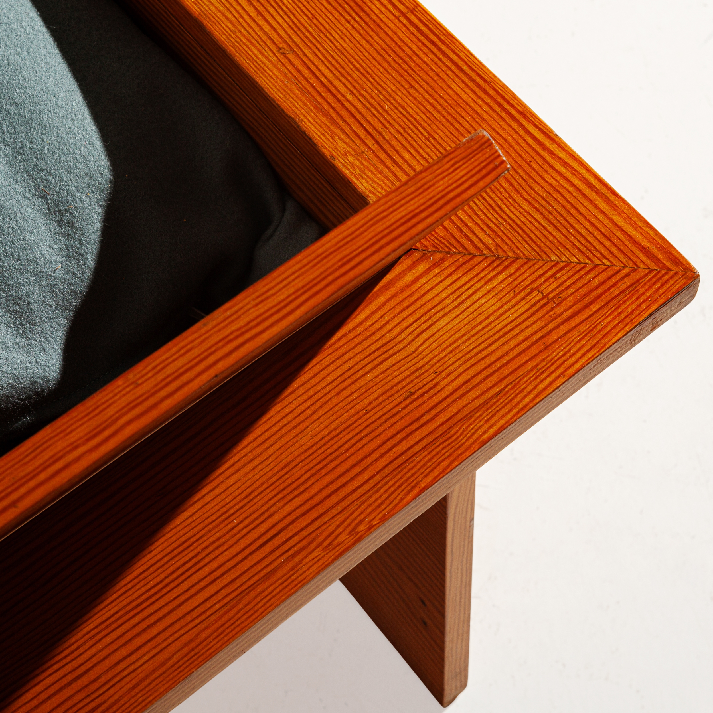 Artwork by Gerrit Rietveld, Coppia di poltrone. Legno compensato, impiallacciatura di legno di pino, tessuto imbottito. Italia, anni '60., Made of Legno