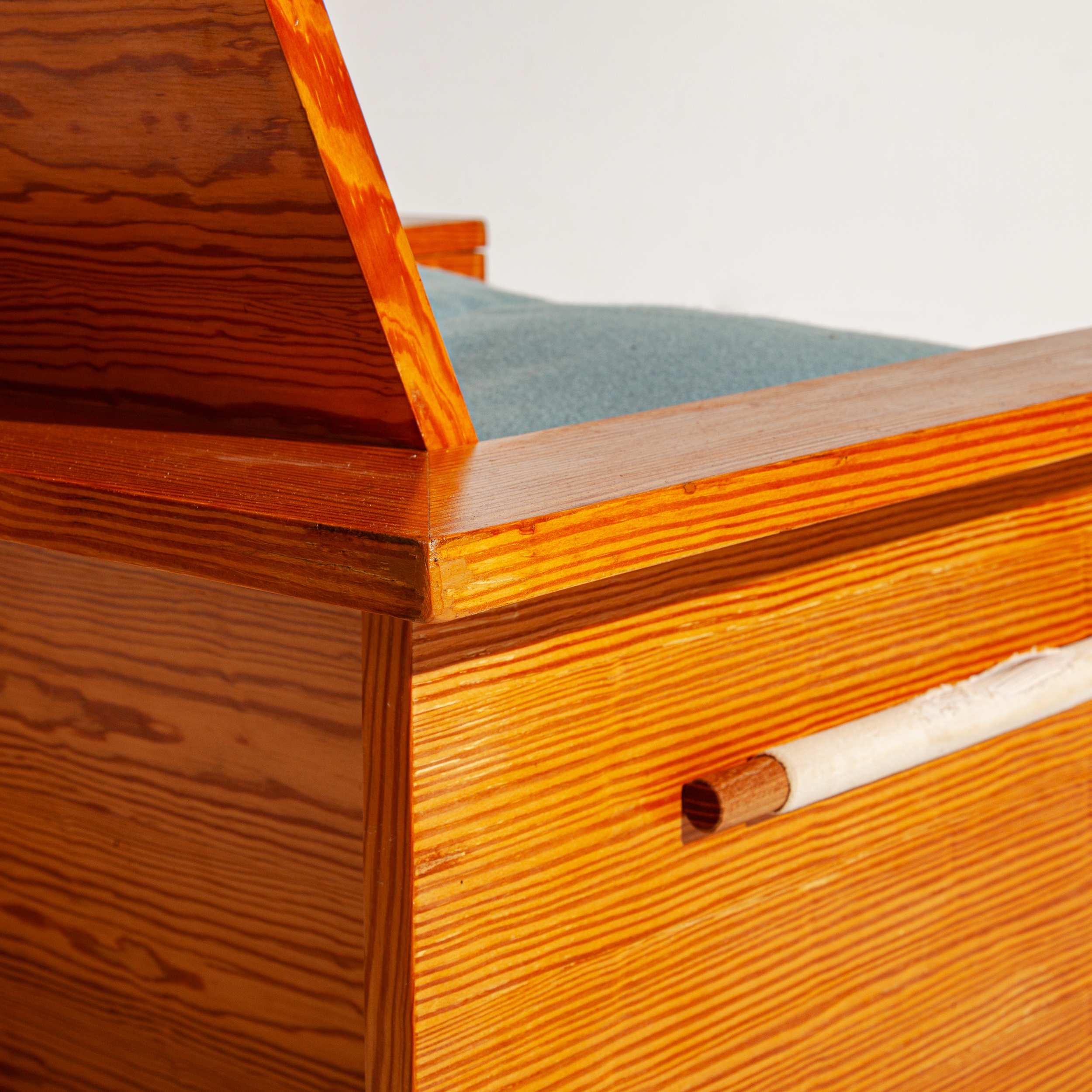 Artwork by Gerrit Rietveld, Coppia di poltrone. Legno compensato, impiallacciatura di legno di pino, tessuto imbottito. Italia, anni '60., Made of Legno