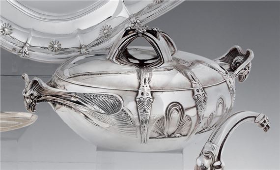 & HEBRARD Adrien-Aurélien (1865-1937) Large silver-covered vegetable dish with bas-relief decoration of fantastical animals and butterflies with outstretched wings