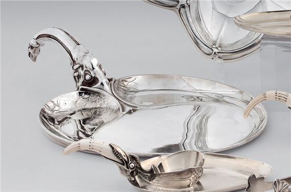 & HEBRARD Adrien-Aurélien (1865-1937) Pair of silver candy scoops decorated on the handle with an elephant's head and a condor's head in relief by Carlo Bugatti, Adrien-Aurélien Hébrard, 1981