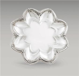 & HEBRARD Adrien-Aurélien (1865-1937) Polylobed circular silver dish with bas-relief decoration of dragonflies with outstretched wings - Adrien-Aurélien Hébrard