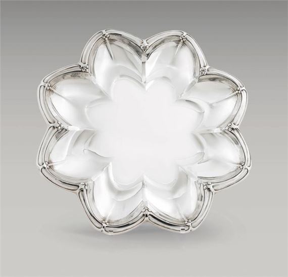 & HEBRARD Adrien-Aurélien (1865-1937) Polylobed circular silver dish with bas-relief decoration of dragonflies with outstretched wings by Carlo Bugatti, Adrien-Aurélien Hébrard