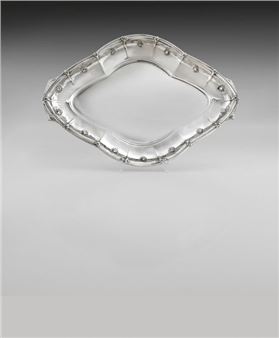 & HEBRARD Adrien-Aurélien (1865-1937) Oval silver dish with bas-relief decoration of dragonflies with outstretched wings and flowers - Adrien-Aurélien Hébrard