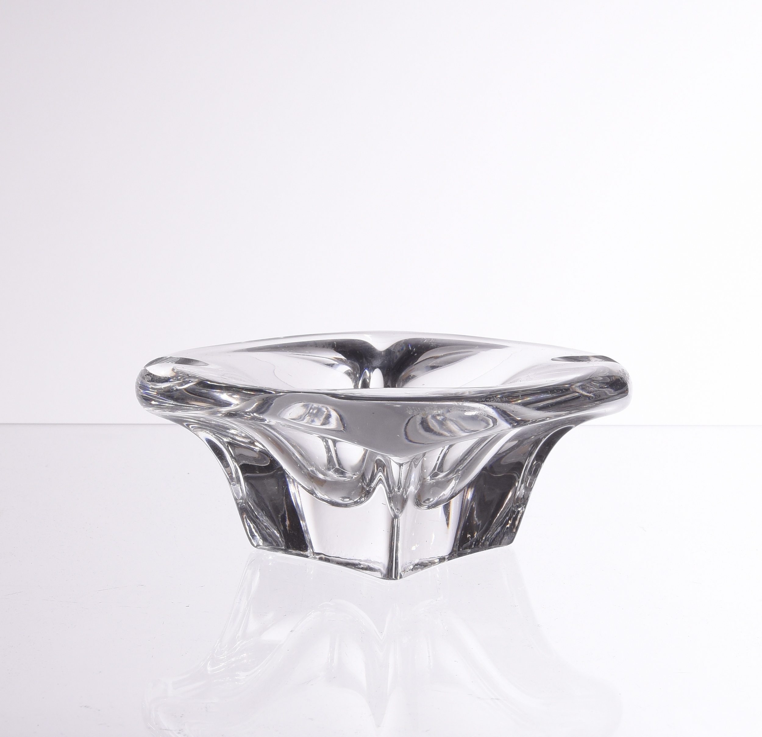 Artwork by Val Saint Lambert, Popelník, nedatováno, Made of sklo čiré