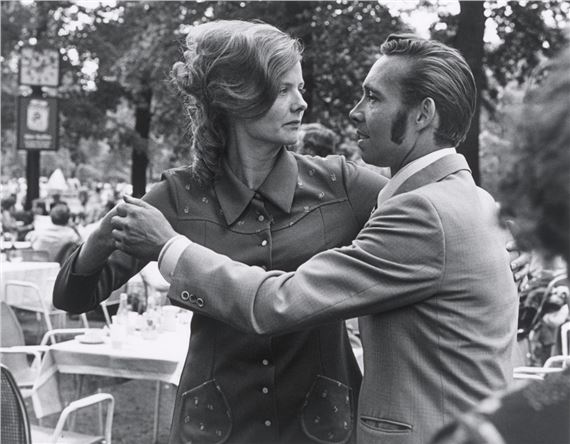 Tanzendes Paar beim Pfingstkonzert, Berlin”. 1974 - Gabriele & Helmut Nothhelfer