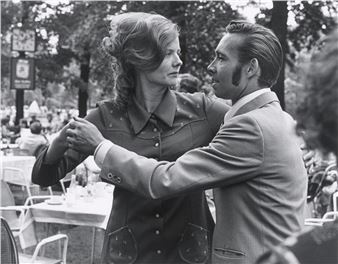Tanzendes Paar beim Pfingstkonzert, Berlin”. 1974 - Gabriele & Helmut Nothhelfer