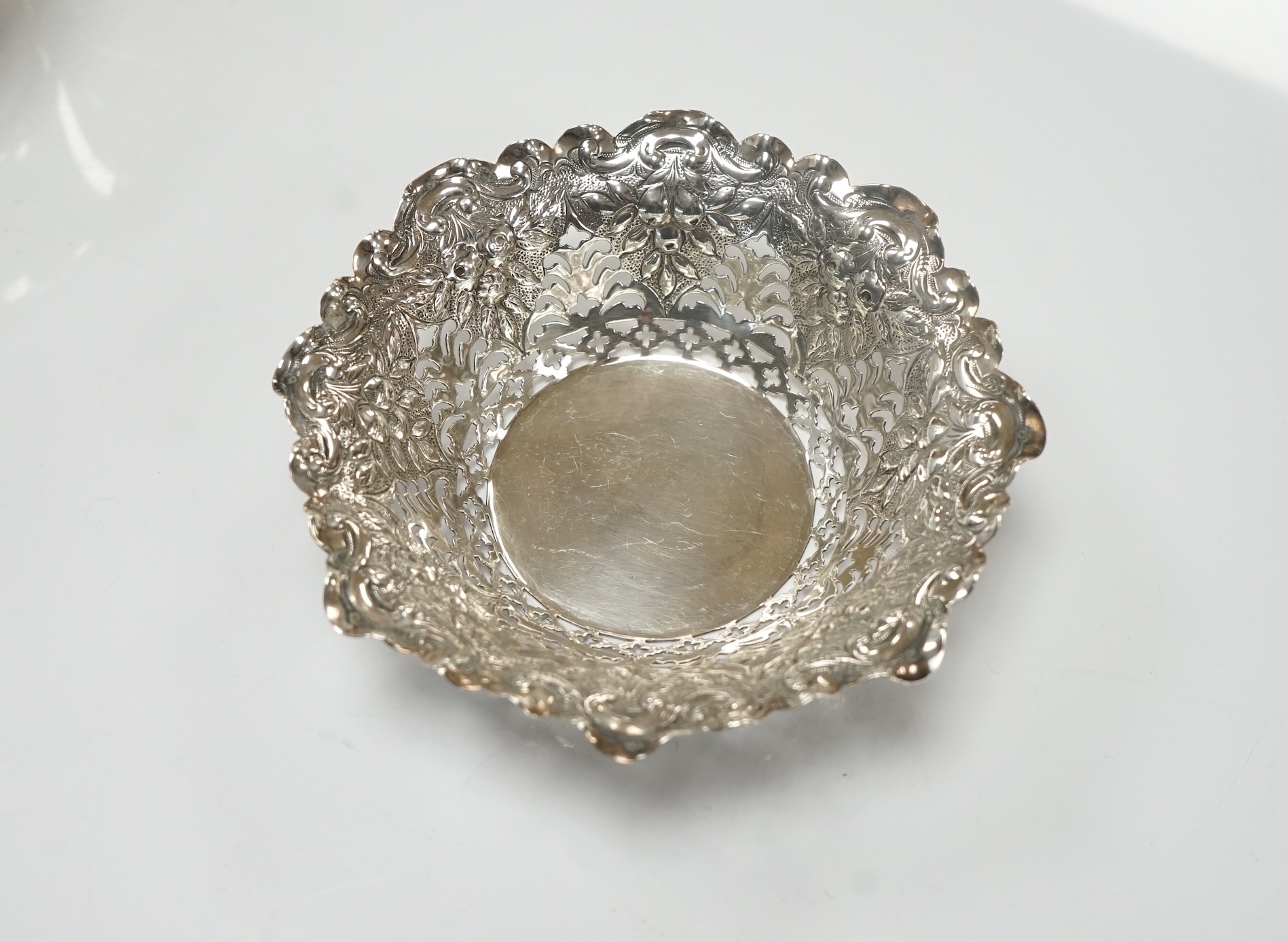 An Edwardian | An Edwardian silver porringer (1904) | MutualArt