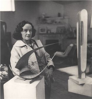 Barbara Hepworth: Strings - Piano Nobile