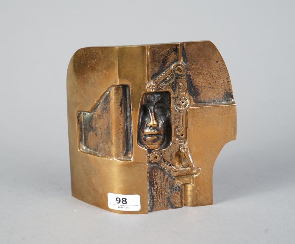 Artwork by Raf Verjans, Mechanical man, Made of bronze sculpture