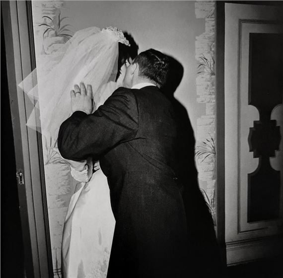 GROOM KISSING HE BRIDE