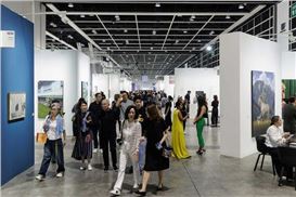 The Year in Review: Art Market Slump Squeezes Biggest Players and Frieze for Sale