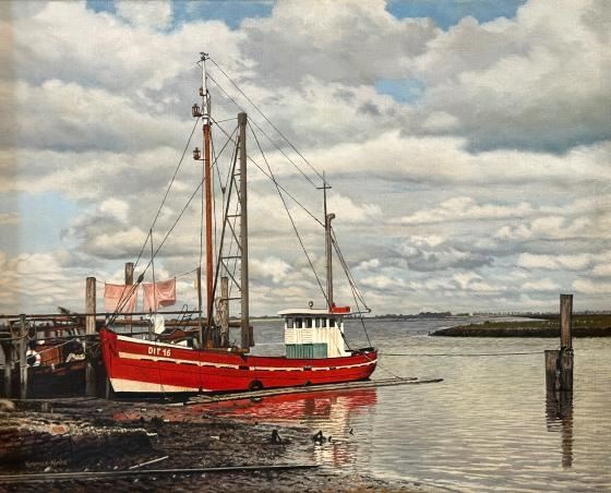 Ditzumer Fischerboot am Kai by Heinz Kramer-Hinte