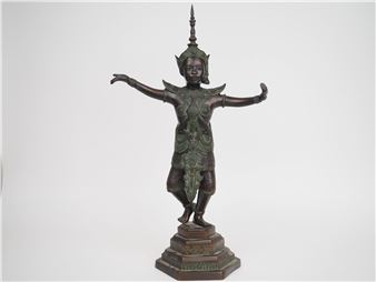 0, Statuette en bronze, représentant une danseuse, parée de son costume tradionnel, reposant sur un socle. H. 59 cm - Cambodian School, 20th Century