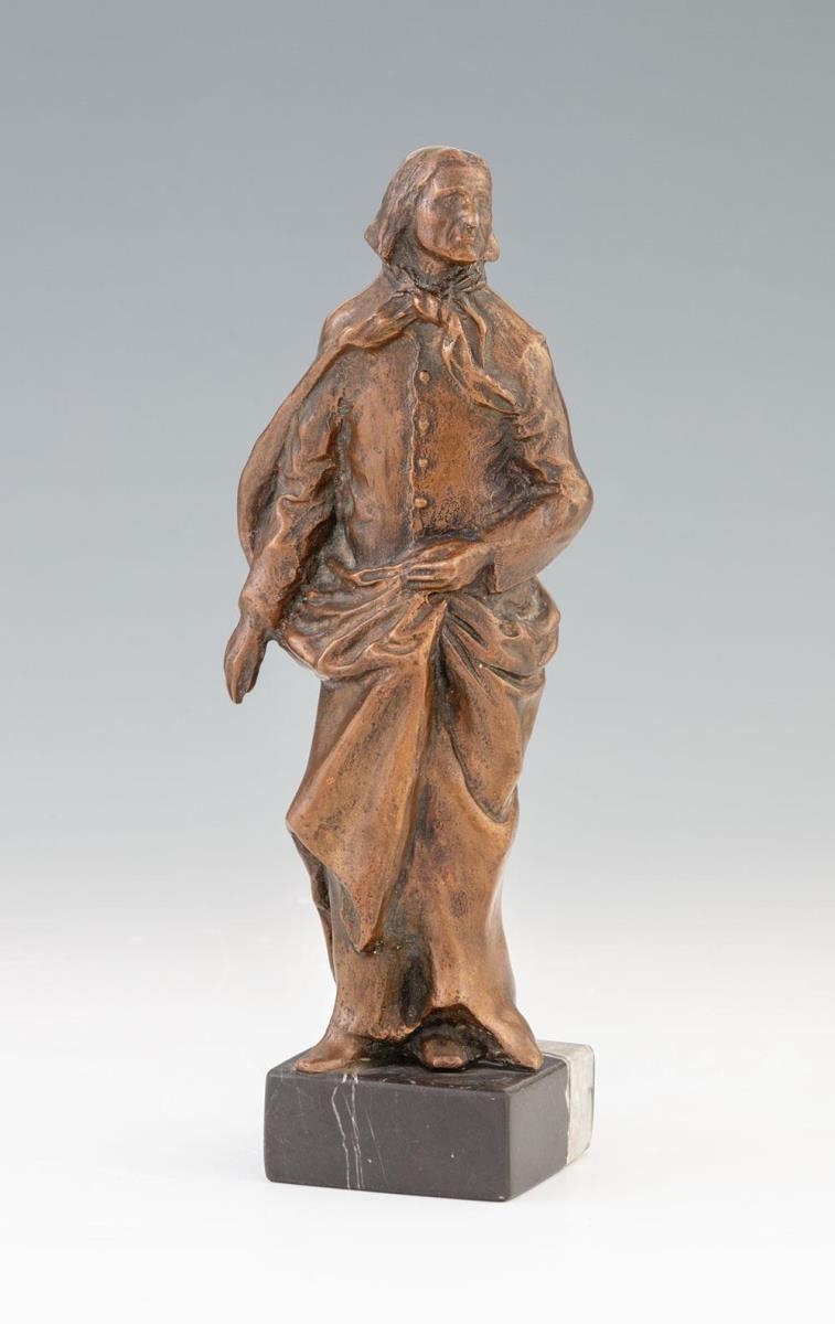 Artwork by Tamás Eskulits, Liszt Ferenc, Made of Öntött, patinázott bronz márvány talpon