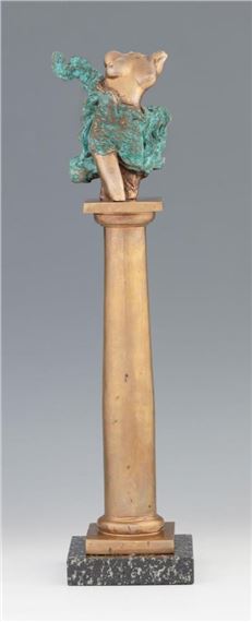 Oszlopon álló akt lepellel - Tamás Eskulits