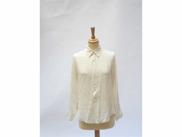 Artwork by Yohji Yamamoto, YOHJI YAMAMOTO. Chemisier en soie ivoire, Made of Ivoire