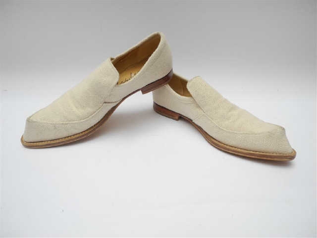 Artwork by Yohji Yamamoto, YOHJI YAMAMOTO. Paire de mocassins en toile de lin beige, Made of Toile de lin