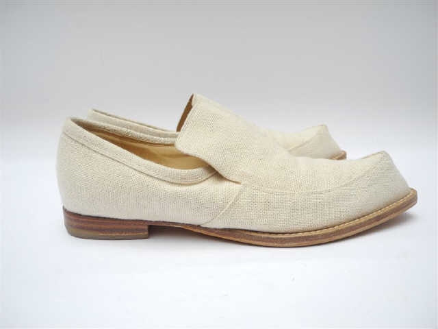 Artwork by Yohji Yamamoto, YOHJI YAMAMOTO. Paire de mocassins en toile de lin beige, Made of Toile de lin
