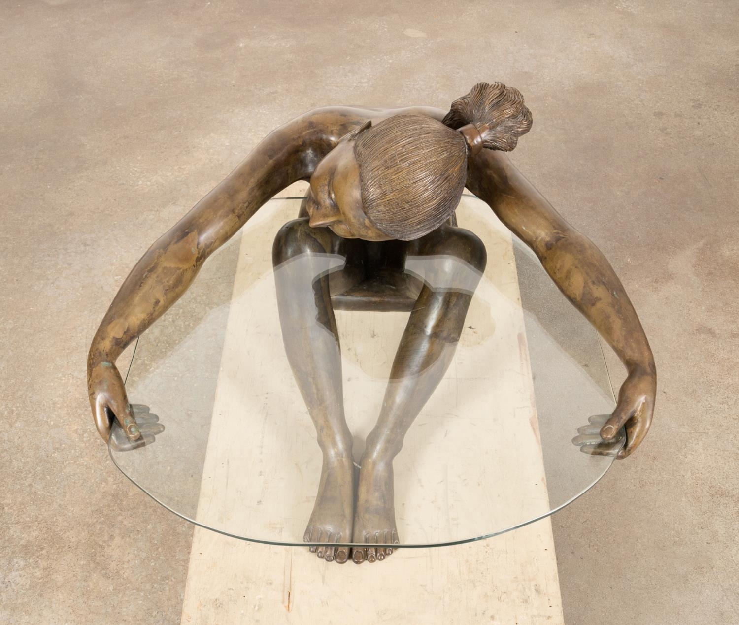 Artwork by Guido Mariani, FEMALE NUDE TABLE, Made of BRONZE & GLASS