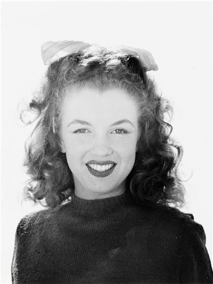 Marilyn with a bow in her hair by Andre de Dienes, 1945
