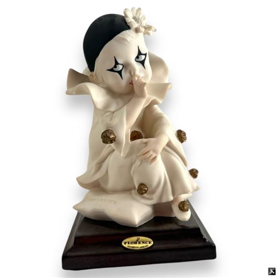 PIERROT SUCKING FINGER