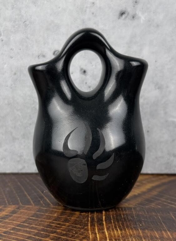 Artwork by Hanna Jay Kinlicheni, Kinlicheni Hannah Jay Navajo Indian Wedding Vase