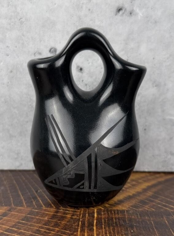 Artwork by Hanna Jay Kinlicheni, Kinlicheni Hannah Jay Navajo Indian Wedding Vase