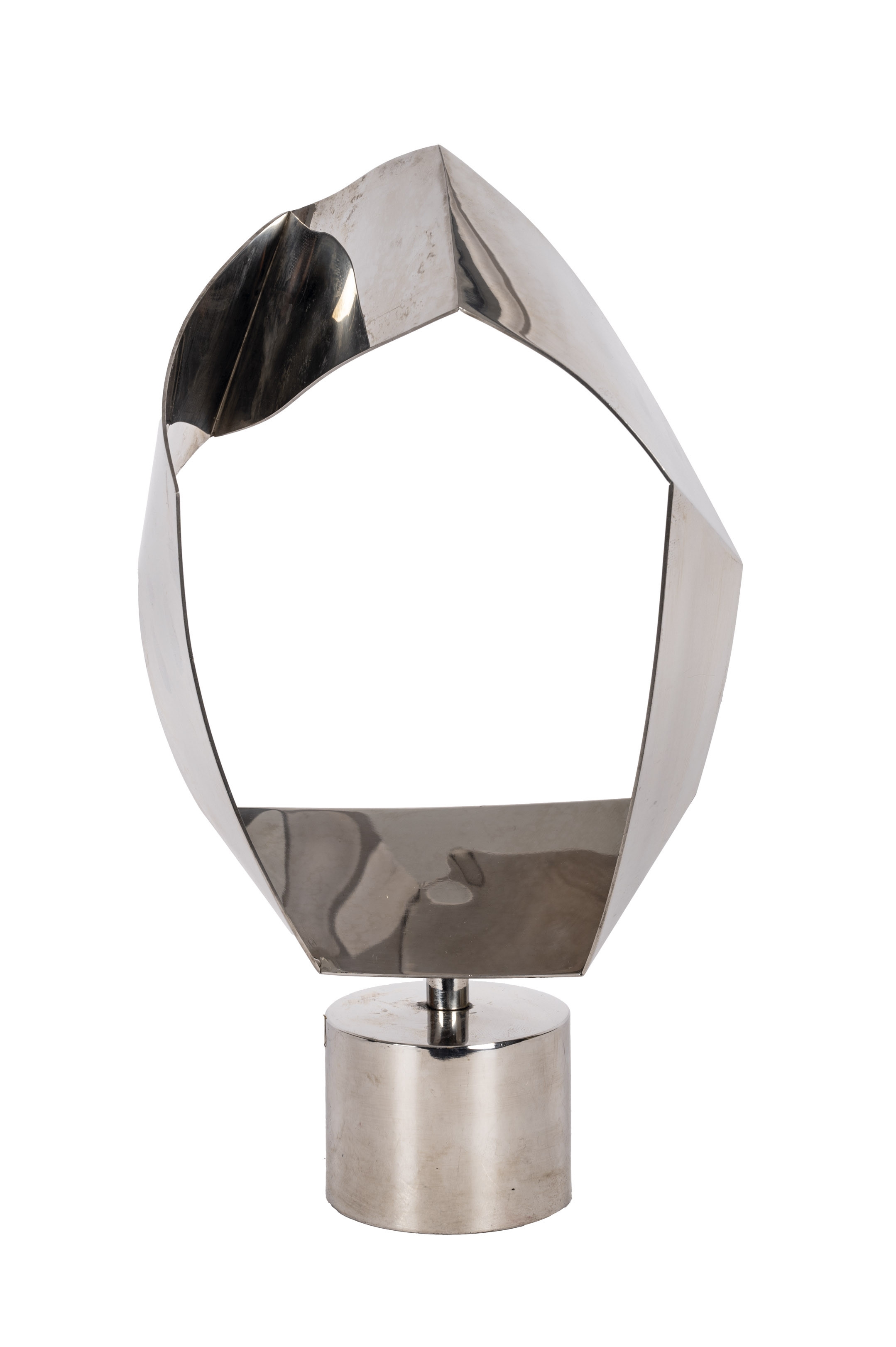 Artwork by Enrique Salamanca, Triangulation, Made of stainless steel