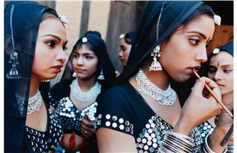 Group of 4 photographs from Bollywood Dreams series - Jonathan Torgovnik