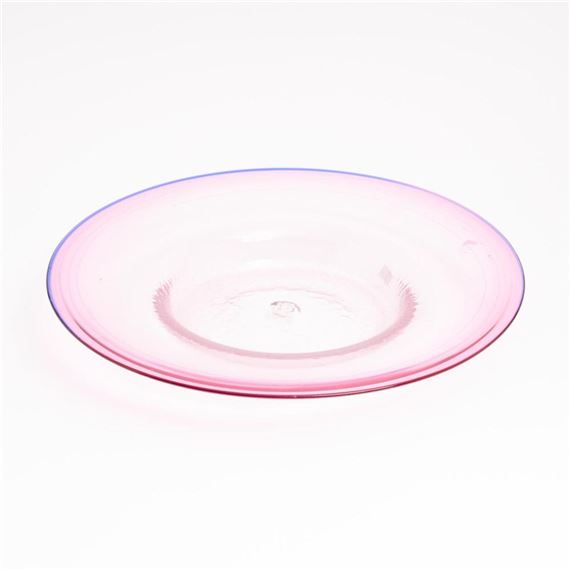 A PINK AND BLUE GLASS PLATTER BY BRIAN HIRST WITH IMPRESSED ARTIST MARK TO BASE DIA.40CM - Brian Hirst
